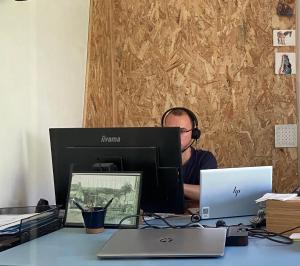 A television and/or entertainment centre at Cense des Possibles - chambre Forêt 2 personnes Még 16 kép