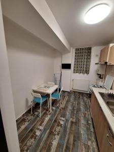 a kitchen with a table and chairs in a room at Petit Blue in Dudu
