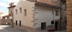 een wit gebouw met ramen aan een straat bij Casa Bea in Puertomingalvo