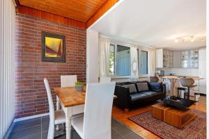 cocina y sala de estar con pared de ladrillo en Balingen Apartment - Komfort in Bestlage, en Balingen