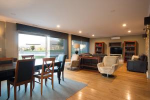 ein Wohnzimmer mit Esstisch und Stühlen in der Unterkunft Quinta da Devesa in Valença