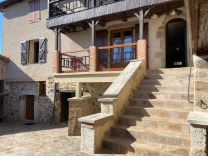 una casa con escaleras frente a un edificio en Le gîte de caractère, en Flagnac 17 fotos más