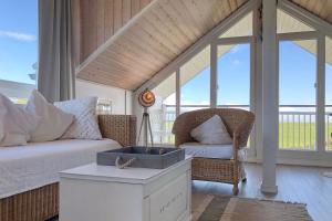 ein Wohnzimmer mit Sofa und Tisch in der Unterkunft NordseeResort Friesland NordseeResort Friesland 1 in Schillig