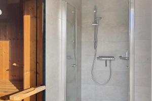 eine Dusche mit Glastür im Badezimmer in der Unterkunft NordseeResort Friesland NordseeResort Friesland 1 in Schillig