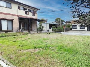 an empty yard in front of a house at 12名迄OK 5LDK ビーチまで徒歩3分 BBQ完備 駐車場5台White sun villa in Shirako