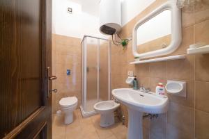 une salle de bain avec un lavabo, des toilettes et une douche dans l'établissement Vista Pista da Sci - Aprica Centro - 2min da Skilift, Wifi, à Aprica
