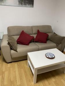 Una sala de estar con un sofá y una mesa de café. en Apartamento Fuente del Genil., en Fuente Vaqueros
