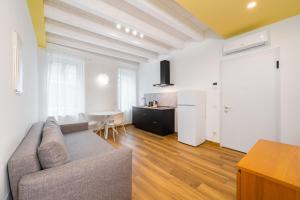 a living room with a couch and a kitchen at Residenza Campofiore in Verona