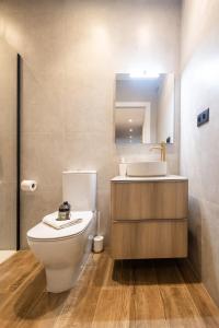 un bagno con un water e un lavandino di Cielo y Mar a Valencia