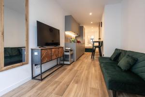 un soggiorno con divano e TV a schermo piatto di Cielo y Mar a Valencia