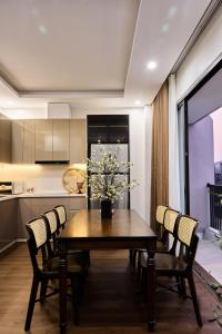 Kuchyň nebo kuchyňský kout v ubytování The Lumen Stay - Vinhomes Ocean Park 3