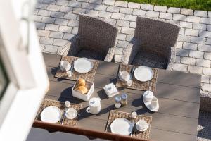 an overhead view of a table with plates and bowls at Chelseas Hüs in Borgsum