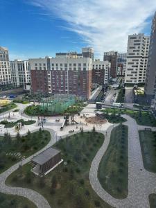uma vista aérea de um parque numa cidade em GRAND-TURAN Bussiness em Astana
