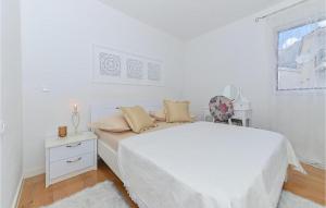 Ένα ή περισσότερα κρεβάτια σε δωμάτιο στο 2 Bedroom Awesome Apartment In Makarska