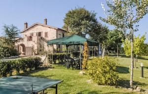 a table in the yard of a house at Pet Friendly Home In Acquasparta in Quadrelli