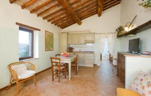 a kitchen and dining room with a table and chairs at Pet Friendly Home In Acquasparta in Quadrelli