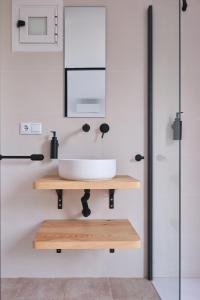 un baño con lavabo y espejo en Vela Luka Frigiliana, en Frigiliana
