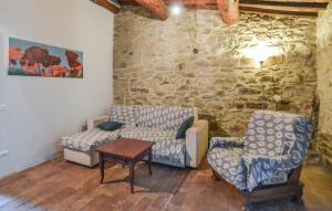 a living room with two couches and a table at Pet Friendly Apartment In Bibbiena With Wifi in Serravalle