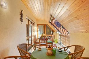 a dining room with a green table and chairs at Ferienwohnung Lilly in Schwanau