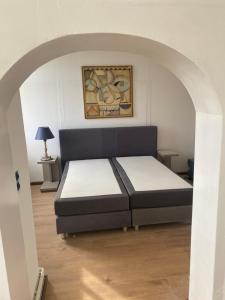 a bedroom with a bed in an archway at Gutshaus Kletzin mit Pool und Minigolf-Anlage in Siedenbrünzow +8 photos