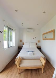 1 dormitorio con 1 cama grande y paredes blancas en Vela Luka Frigiliana, en Frigiliana