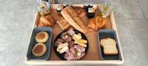 Una bandeja de comida con pan y diferentes tipos de alimentos. en O'Cocoon, en Fraize 3 fotos más