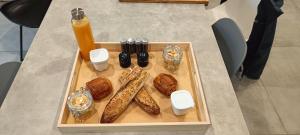 bandeja con pan y bollería en una mesa en O'Cocoon, en Fraize