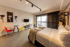 une chambre avec un lit, une table et des chaises dans l'établissement B Homy Genebra, à São Paulo 10 autres photos