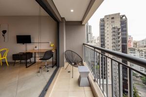 Cet appartement dispose d'un balcon offrant une vue sur la ville. dans l'établissement B Homy Genebra, à São Paulo