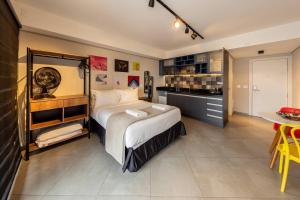 une chambre avec un grand lit et une table dans l'établissement B Homy Genebra, à São Paulo