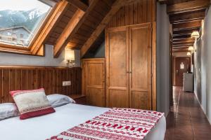 ein Schlafzimmer mit einem Bett und einem großen Fenster in der Unterkunft Hotel SNÖ Beret in Vielha e Mijaran + 34 Fotos
