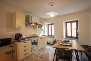a small kitchen with a table and a table and a dining room at Piazza Grande-Giallo Cremisi in Arezzo
