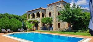 une maison avec une piscine devant dans l'établissement Villa Sunset, à Stoupa