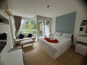 Postel nebo postele na pokoji v ubytování OZONE Best Studio After Renovation 2025