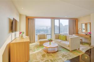 TV a/nebo společenská místnost v ubytování Eastwood Richmonde Hotel Quezon City