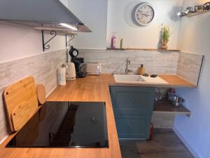 Kuchyň nebo kuchyňský kout v ubytování Le Perlez