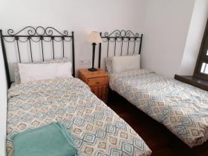 two beds sitting next to each other in a bedroom at Esterri Confort in Esterri d'Àneu