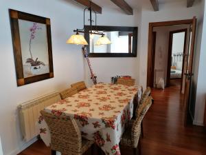 a dining room with a table and some chairs at Esterri Confort in Esterri d'Àneu