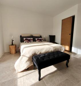 Una cama o camas en una habitación de Ker Loal