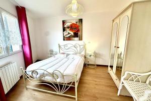 Un dormitorio con una cama blanca y una pintura en Le Fleuri-Plain-pied-St Valery & Le Crotoy à 10min, en Noyelles-sur-Mer 17 fotos más