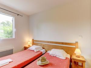 Ένα ή περισσότερα κρεβάτια σε δωμάτιο στο Vacancéole - Residence le Domaine du Bosquet