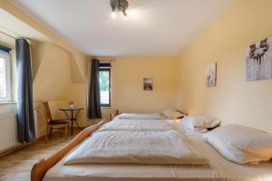 Un dormitorio grande con dos camas. en Ferienwohnung 1, en Todendorf auf Fehmarn