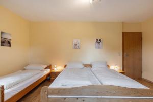 2 camas individuales en una habitación con 2 lámparas en Ferienwohnung 1, en Todendorf auf Fehmarn 12 fotos más