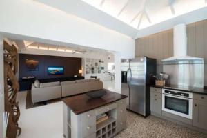 Kuchyň nebo kuchyňský kout v ubytování Luxury Vitet Villa Overlooking Grand Fond