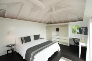 Postel nebo postele na pokoji v ubytování Luxury Vitet Villa Overlooking Grand Fond