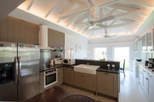 Kuchyň nebo kuchyňský kout v ubytování Luxury Vitet Villa Overlooking Grand Fond