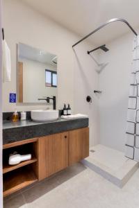 een badkamer met een wastafel en een douche bij Great location depto with Gym in Cancun