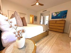 1 dormitorio con 1 cama con un jarrón sobre una mesa en KBM Resorts Spacious 4-Bedroom Kapalua Golf Collection Multi Unit Listing Golf Course Views 2 Free Rental Cars KGV-24P7P2, en Kapalua 34 fotos más
