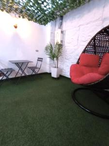 ボゴタにあるHotel Boutique CGH Aeropuertoの赤い椅子とテーブルが備わる客室です。 +28枚の写真