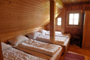 a room with four beds in a wooden cabin at Hoamatlhütte in Schladming